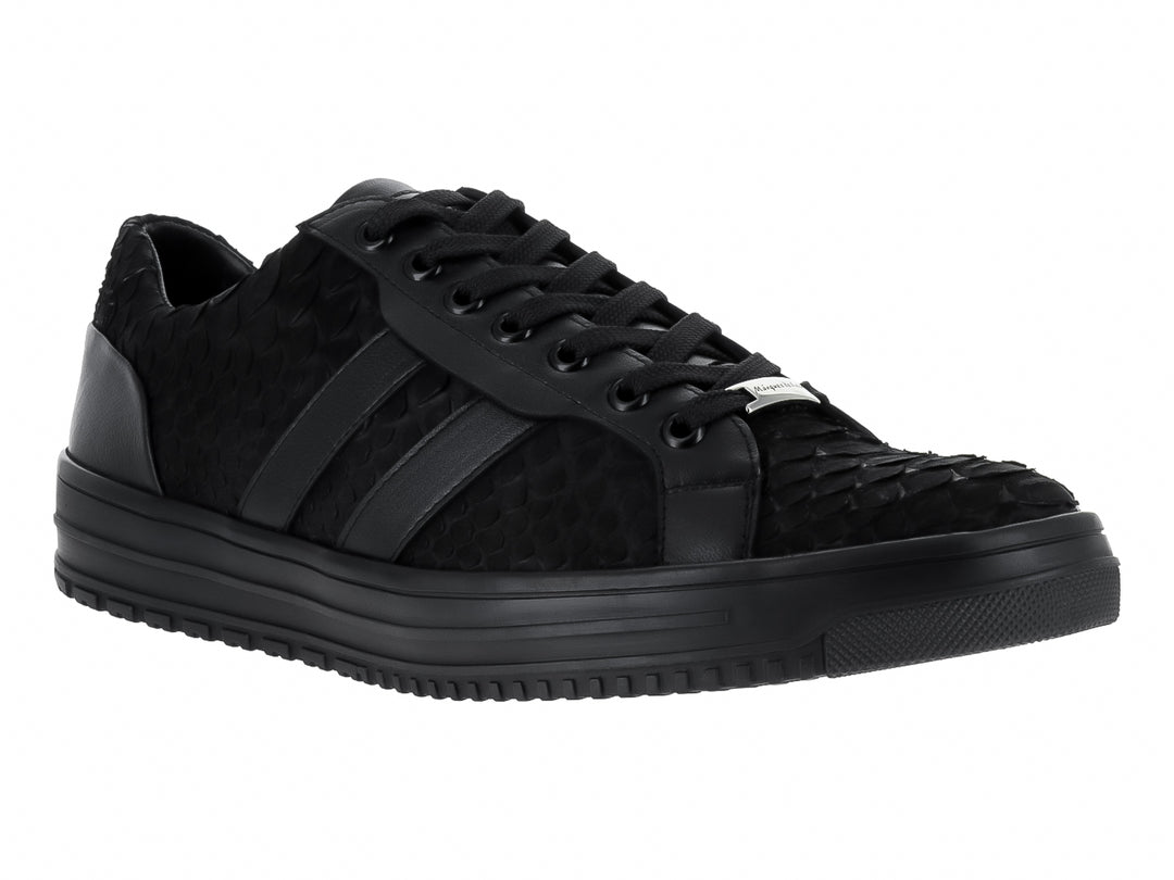 Tenis casuales color negro con textura de piel de pitón y detalles en nobuck, suela plana negra.