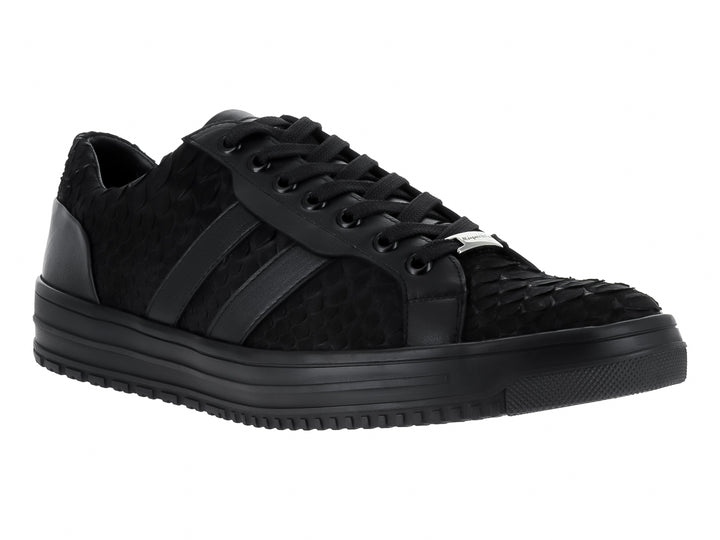 Tenis casuales color negro con textura de piel de pitón y detalles en nobuck, suela plana negra.