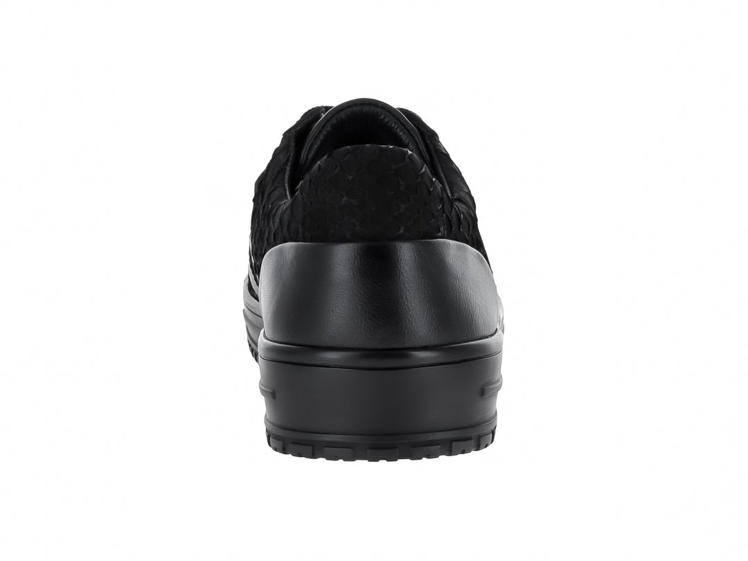 Tenis casuales color negro con textura de piel de pitón y detalles en nobuck, suela plana negra.