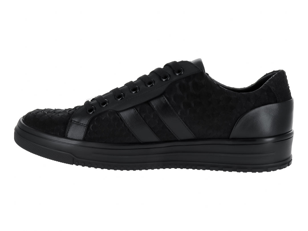 Tenis casuales color negro con textura de piel de pitón y detalles en nobuck, suela plana negra.