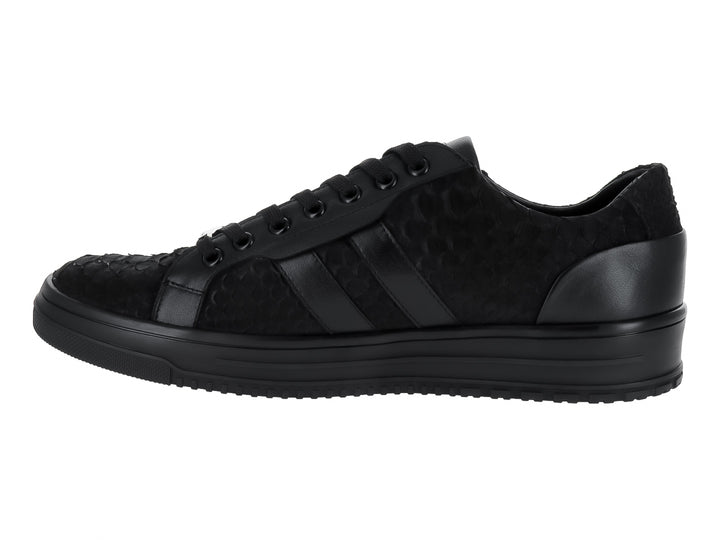 Tenis casuales color negro con textura de piel de pitón y detalles en nobuck, suela plana negra.