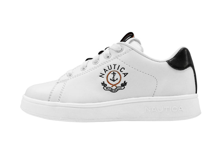 Tenis deportivos Nautica para niño en color blanco con detalles en negro y suela blanca.