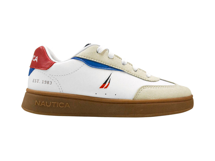 Tenis blancos Nautica Lark JR con suela café y detalles en rojo y azul.
