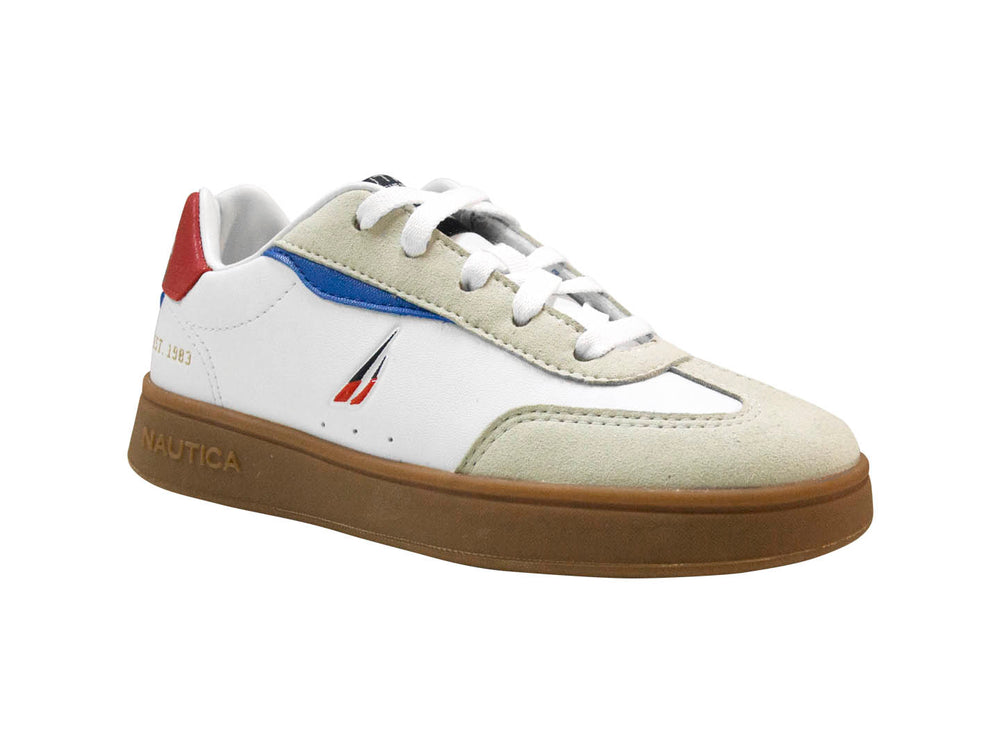 Tenis blancos Nautica Lark JR con suela café y detalles en rojo y azul.