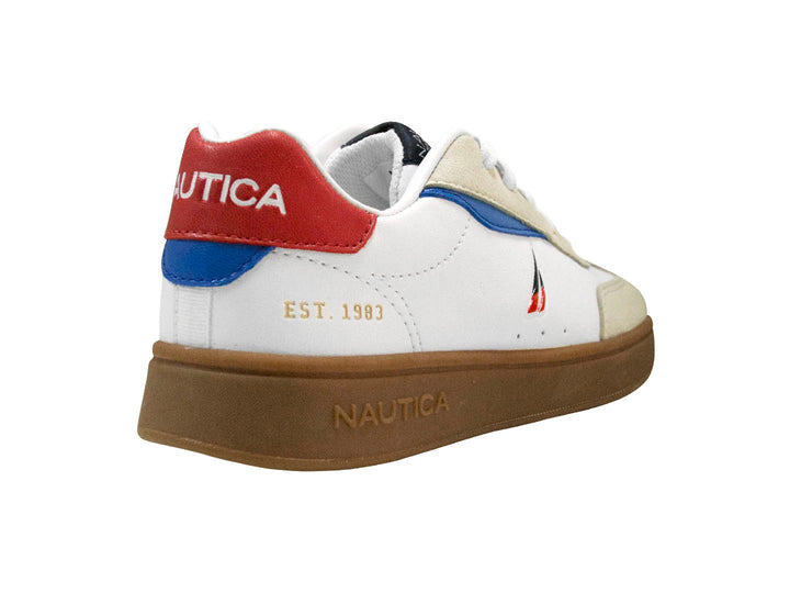 Tenis blancos Nautica Lark JR con suela café y detalles en rojo y azul.
