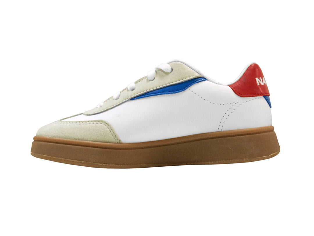 Tenis blancos Nautica Lark JR con suela café y detalles en rojo y azul.