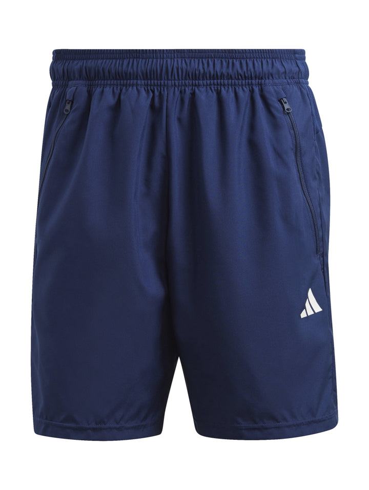 Hombre vistiendo shorts deportivos Adidas en color azul oscuro.
