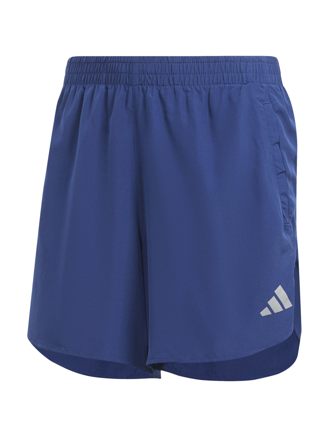 Hombre vistiendo shorts deportivos Adidas en color azul oscuro para correr.