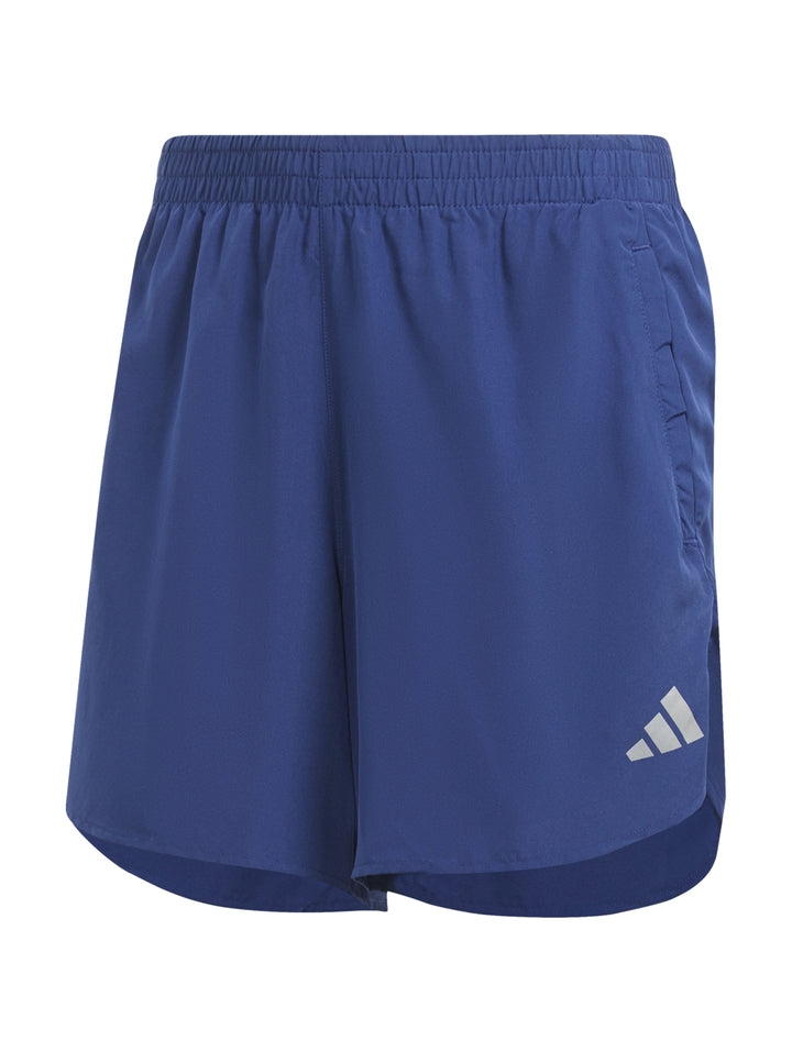 Hombre vistiendo shorts deportivos Adidas en color azul oscuro para correr.