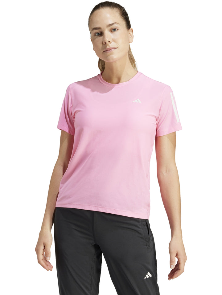 Mujer vistiendo una camiseta deportiva Adidas de color rosa Bliss Pink con cuello redondo y manga corta.