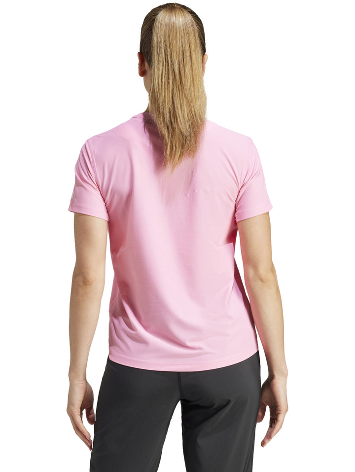 Mujer vistiendo una camiseta deportiva Adidas de color rosa Bliss Pink con cuello redondo y manga corta.
