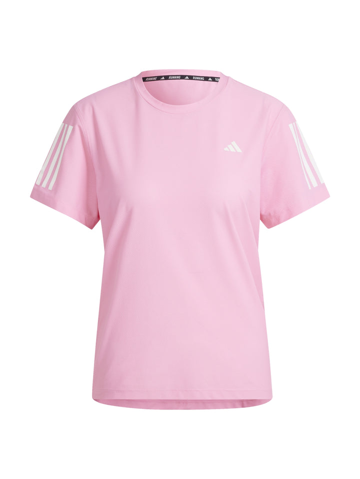 Mujer vistiendo una camiseta deportiva Adidas de color rosa Bliss Pink con cuello redondo y manga corta.