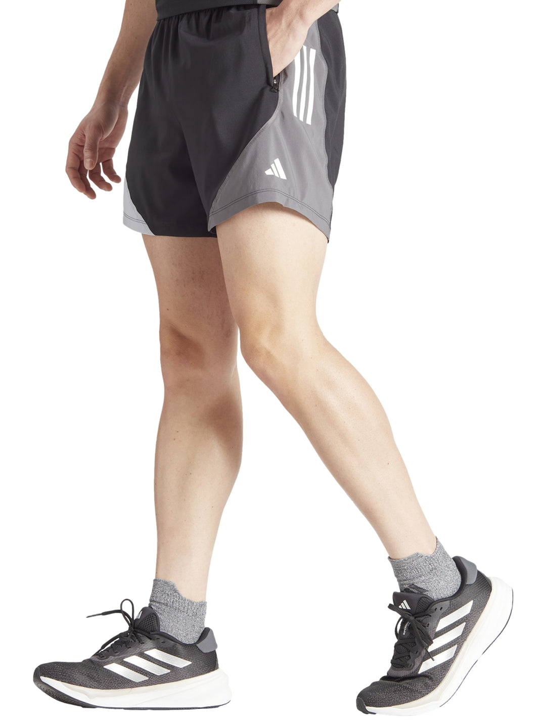 Shorts deportivos Adidas en color negro con paneles laterales grises.