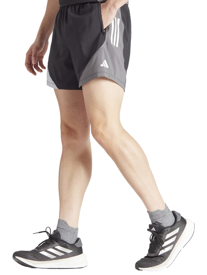 Shorts deportivos Adidas en color negro con paneles laterales grises.