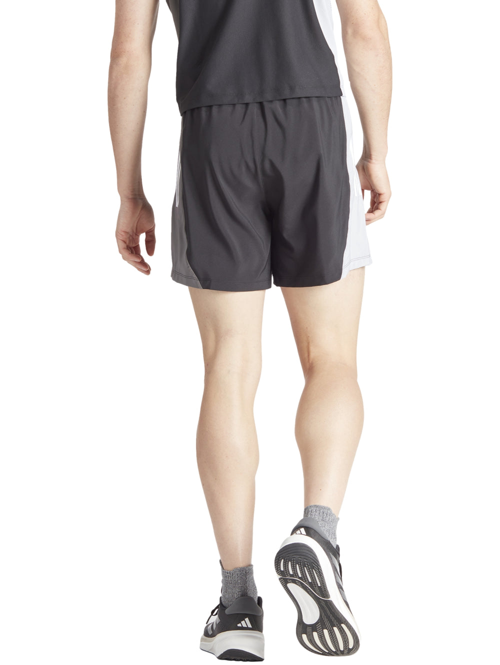 Shorts deportivos Adidas en color negro con paneles laterales grises.