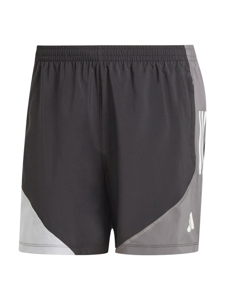 Shorts deportivos Adidas en color negro con paneles laterales grises.