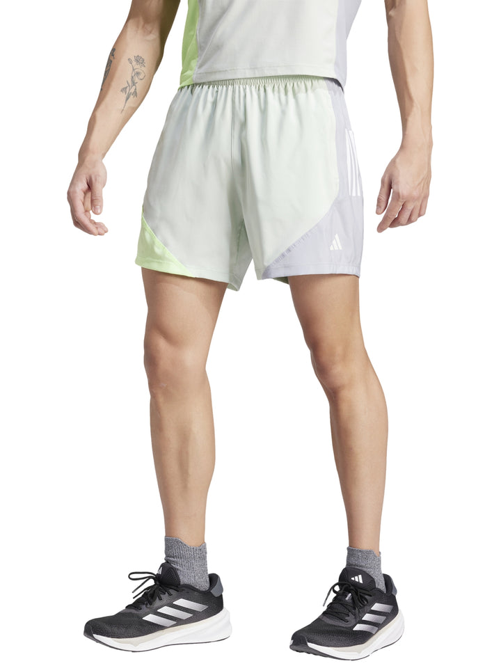 Pantalones cortos deportivos Adidas en colores verde claro y gris, diseño ligero para entrenamiento.
