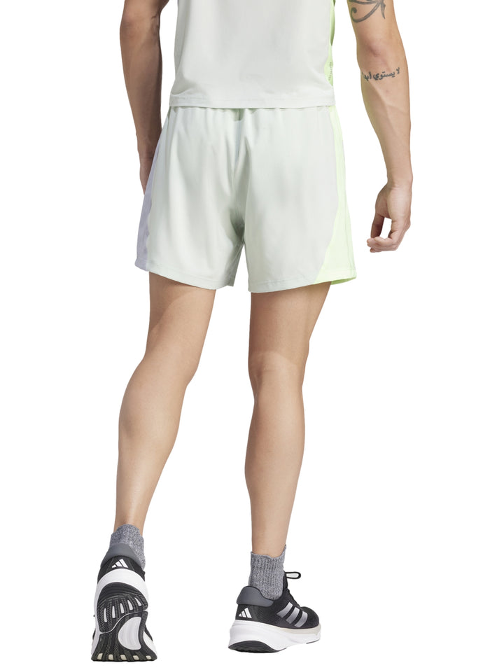 Pantalones cortos deportivos Adidas en colores verde claro y gris, diseño ligero para entrenamiento.