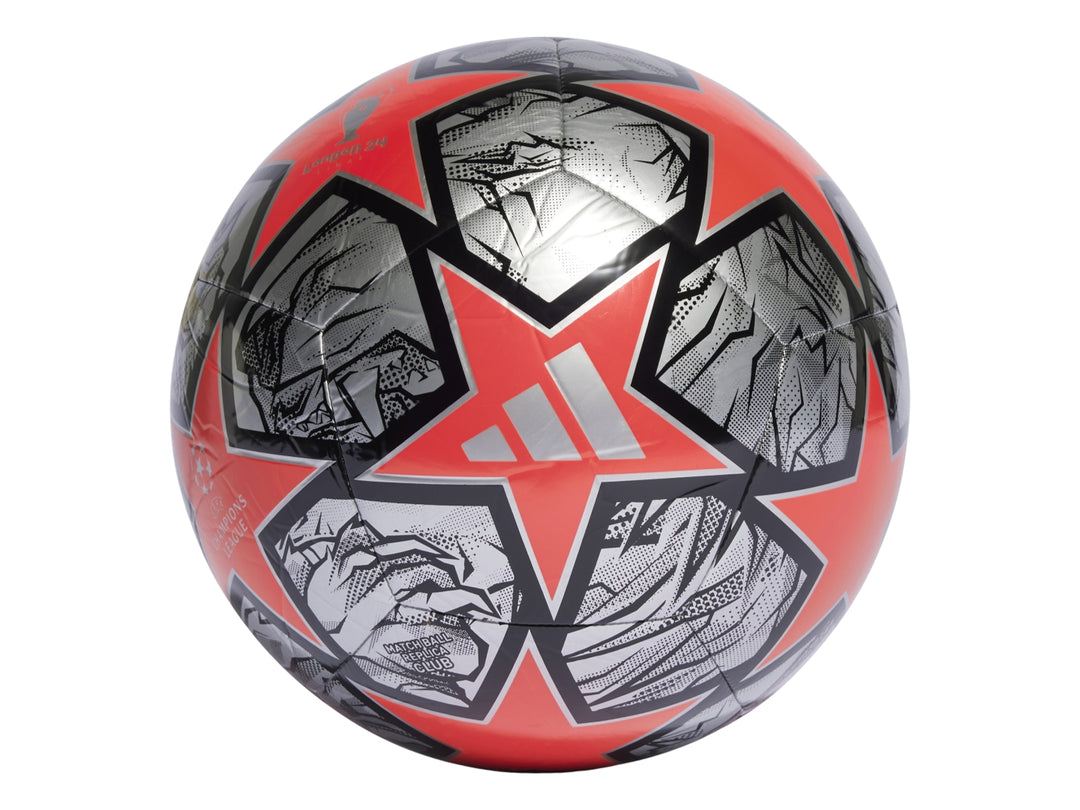 Balón de fútbol Adidas en colores plata metálico, rojo solar y negro con diseño geométrico brillante.