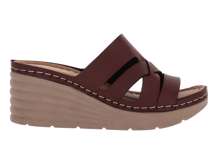 Sandalia de cuña color arcilla con tiras anchas y suela beige con textura horizontal.