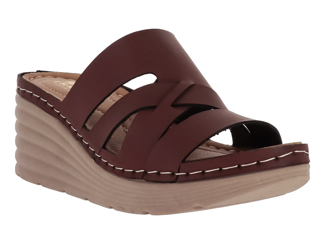 Sandalia de cuña color arcilla con tiras anchas y suela beige con textura horizontal.
