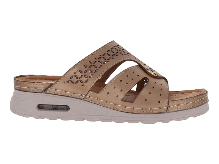 Sandalia Flexmas color beige con tiras perforadas y suela gris con cámara de aire.