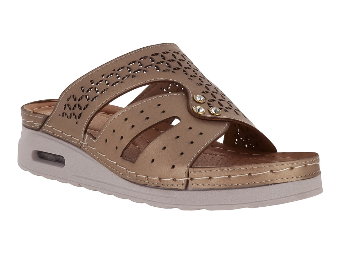 Sandalia Flexmas color beige con tiras perforadas y suela gris con cámara de aire.