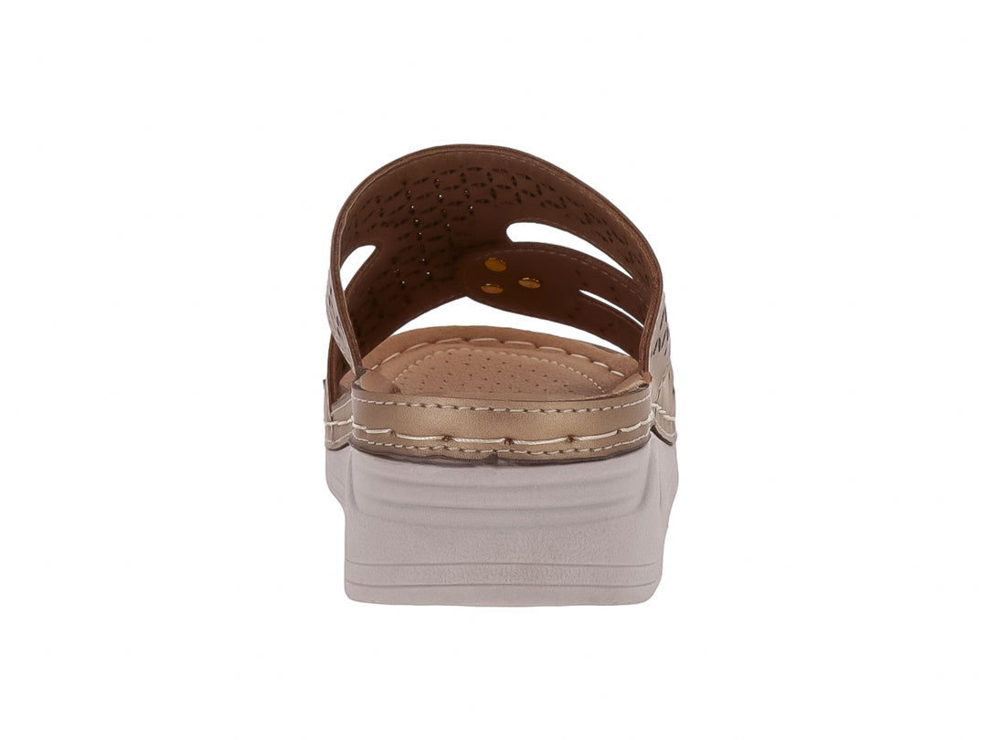 Sandalia Flexmas color beige con tiras perforadas y suela gris con cámara de aire.