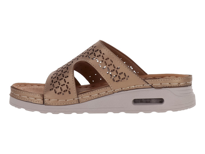 Sandalia Flexmas color beige con tiras perforadas y suela gris con cámara de aire.