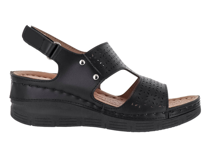 Sandalia negra de plataforma para mujer con detalles perforados y correa ajustable en el tobillo.