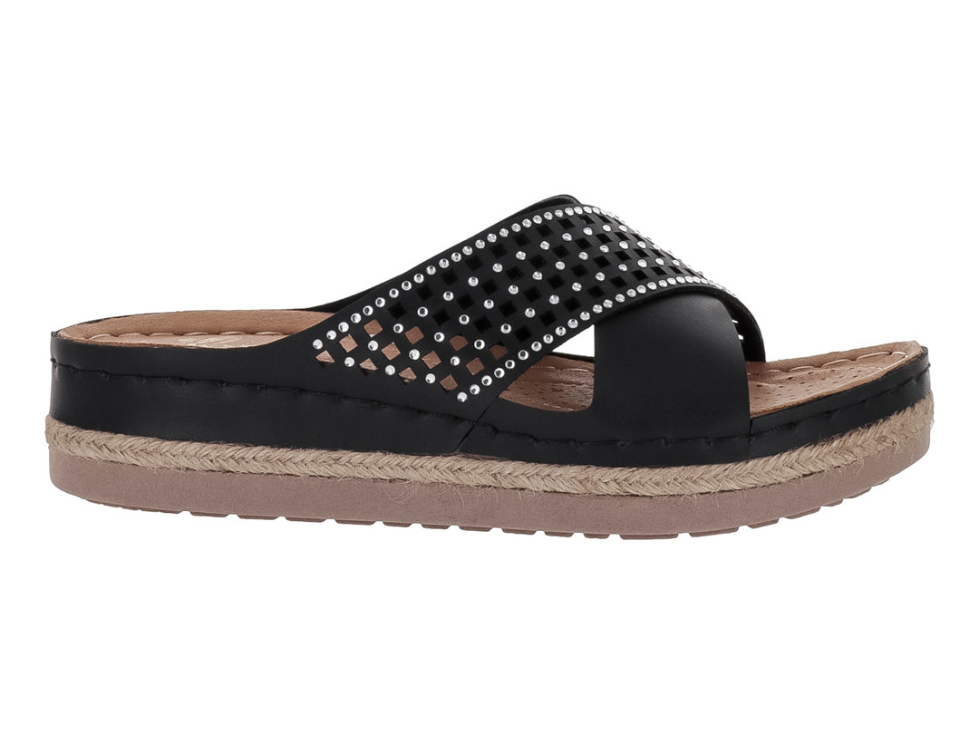 Sandalia negra de plataforma con correa decorada con tachuelas y suela de esparto beige.