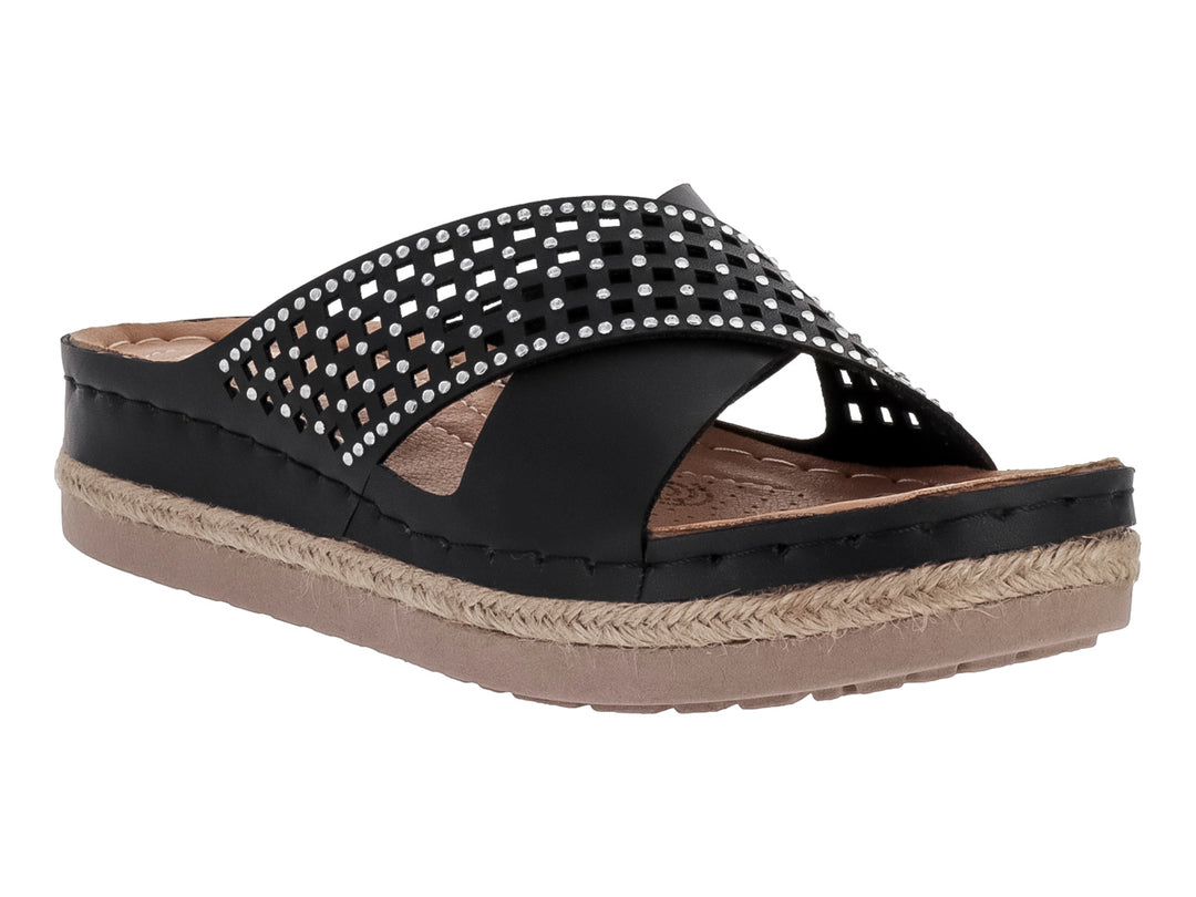 Sandalia negra de plataforma con correa decorada con tachuelas y suela de esparto beige.