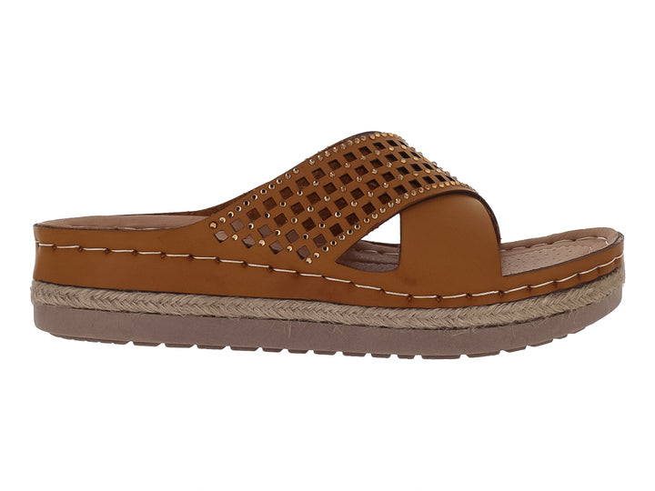 Sandalia color avellana para mujer con tira calada y suela de plataforma con detalle de cuerda.