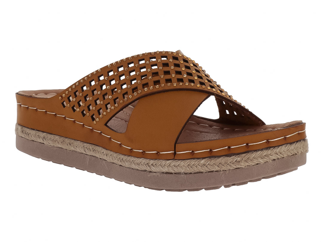 Sandalia color avellana para mujer con tira calada y suela de plataforma con detalle de cuerda.