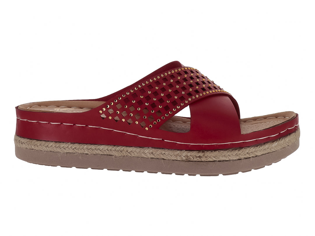 Sandalia roja de plataforma para mujer con tira ancha perforada y suela de textura trenzada en color beige.