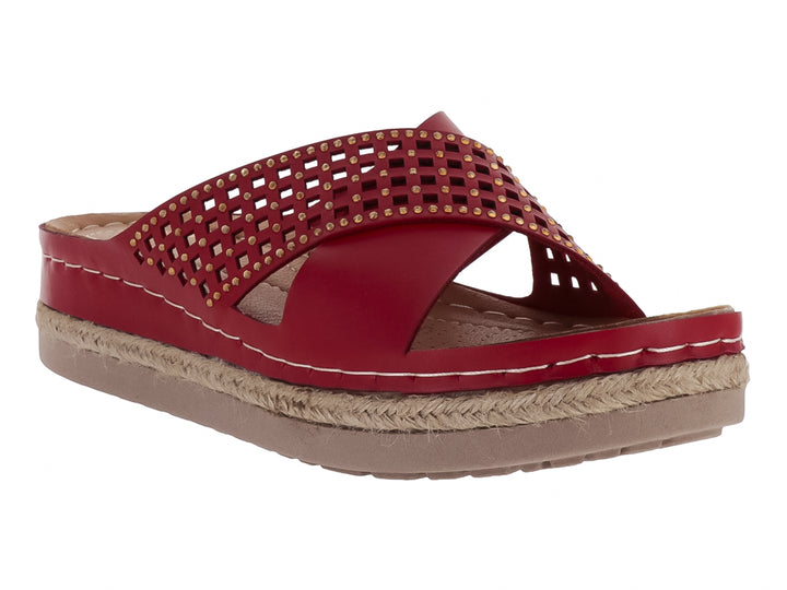 Sandalia roja de plataforma para mujer con tira ancha perforada y suela de textura trenzada en color beige.