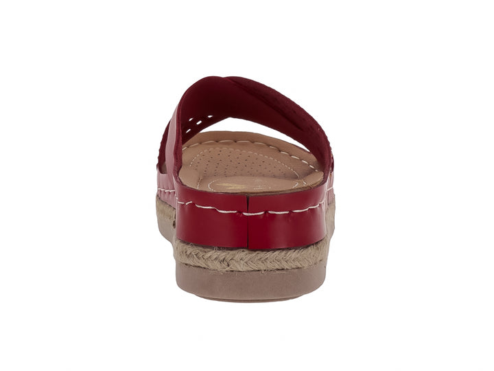 Sandalia roja de plataforma para mujer con tira ancha perforada y suela de textura trenzada en color beige.