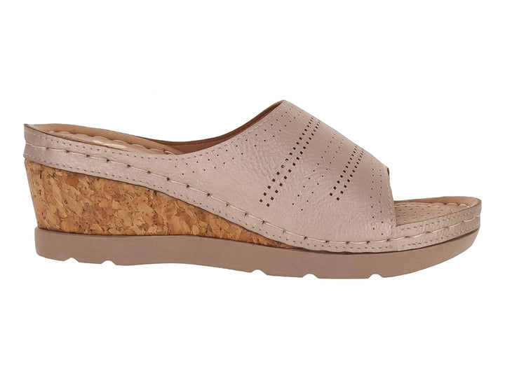 Sandalia de cuña color beige con plataforma de corcho y tira superior perforada.