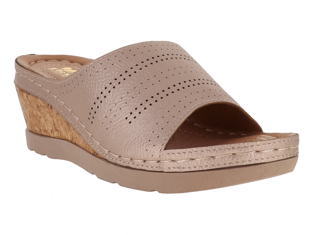 Sandalia de cuña color beige con plataforma de corcho y tira superior perforada.