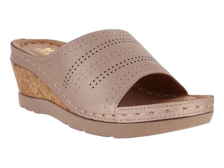 Sandalia de cuña color beige con plataforma de corcho y tira superior perforada.
