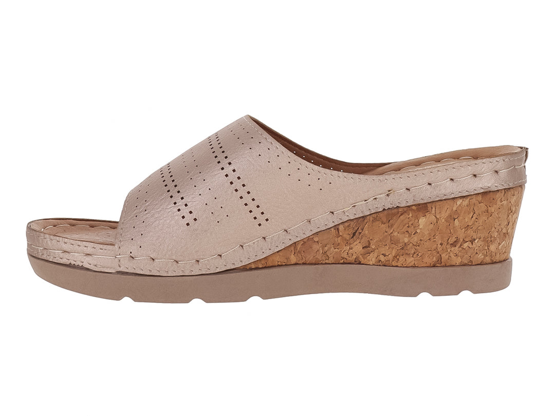 Sandalia de cuña color beige con plataforma de corcho y tira superior perforada.