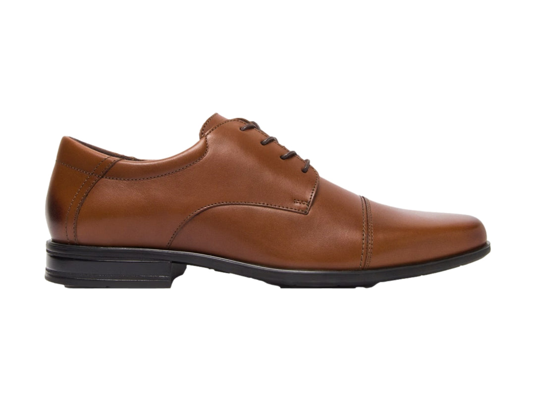 Zapato formal de cuero color marrón con cordones y suela negra.