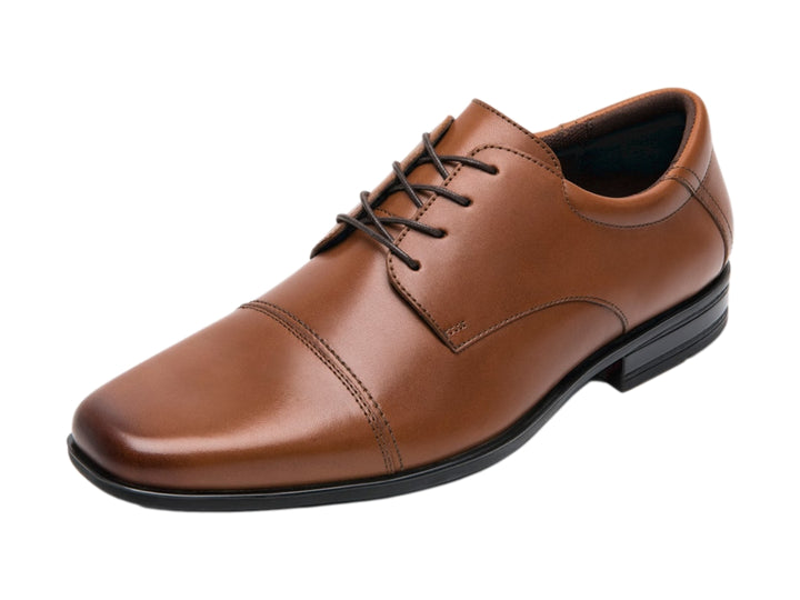 Zapato formal de cuero color marrón con cordones y suela negra.