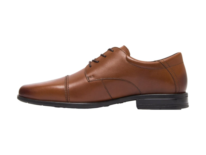 Zapato formal de cuero color marrón con cordones y suela negra.