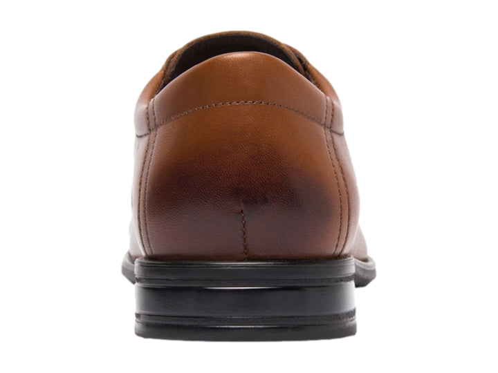 Zapato formal de cuero color marrón con cordones y suela negra.