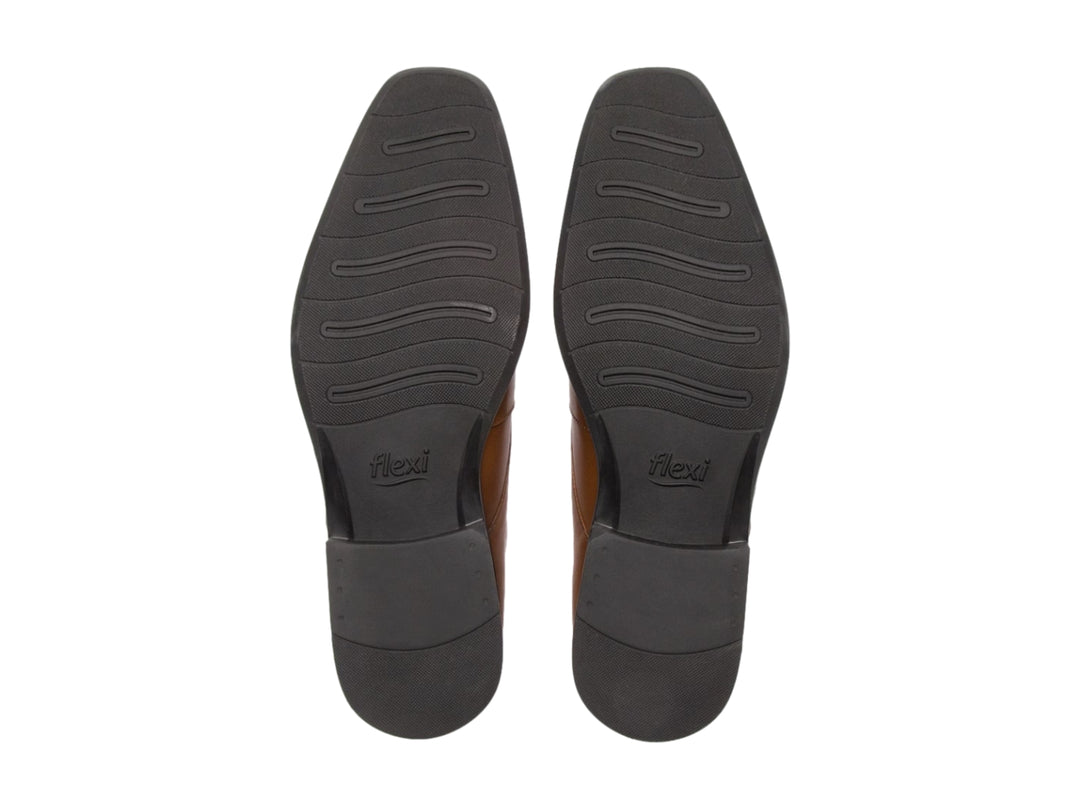 Zapato formal de cuero color marrón con cordones y suela negra.