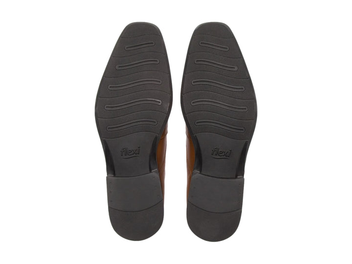 Zapato formal de cuero color marrón con cordones y suela negra.
