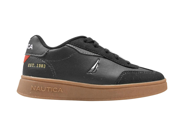 Tenis Nautica Lark JR color negro con suela café y detalles en rojo y amarillo.