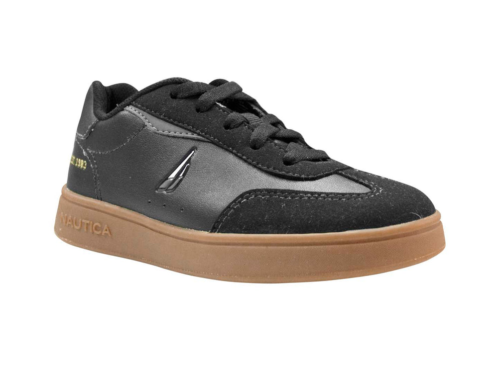 Tenis Nautica Lark JR color negro con suela café y detalles en rojo y amarillo.