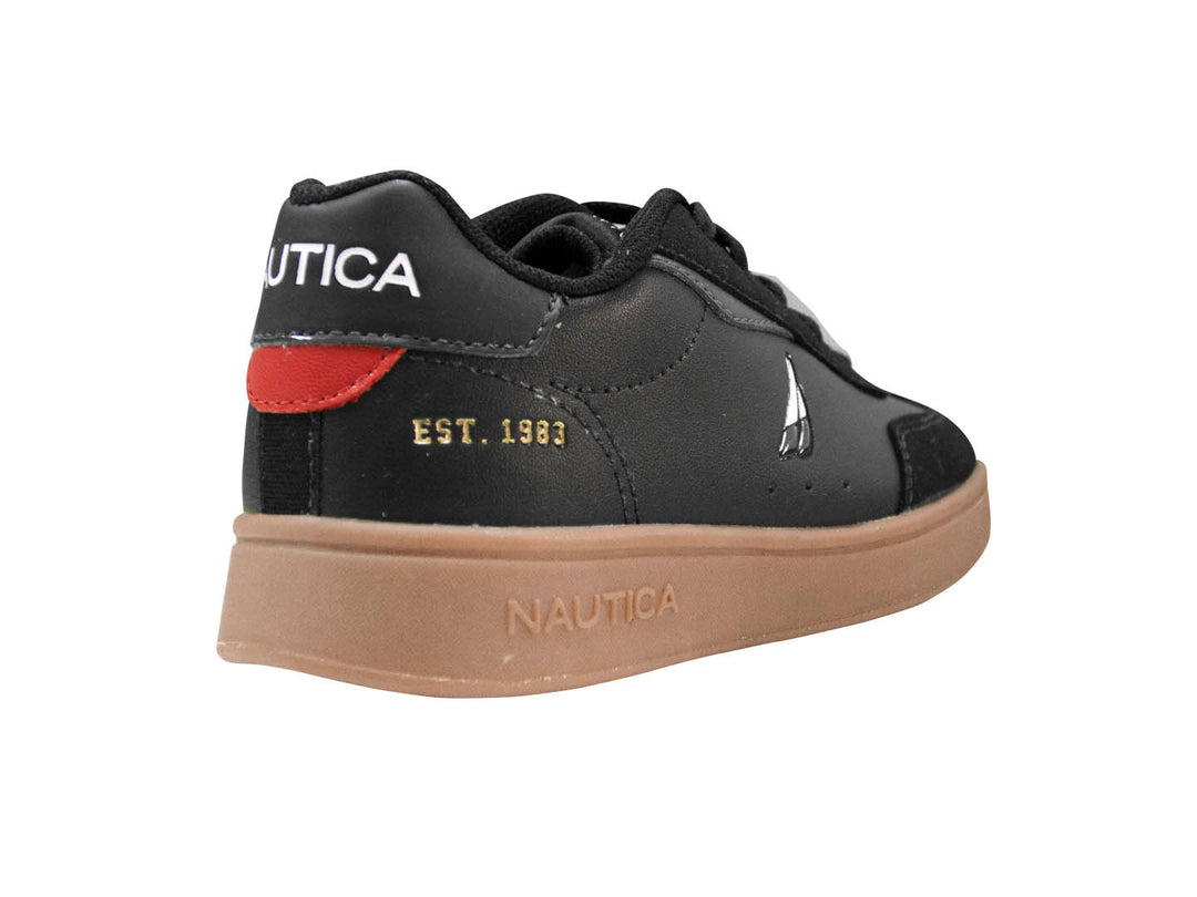 Tenis Nautica Lark JR color negro con suela café y detalles en rojo y amarillo.